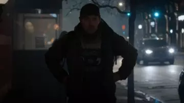 Veste utilitaire Carhartt Full Swing Armstrong portée par Jason Dessen (Joel Edgerton) comme on le voit dans Dark Matter (S01E08)