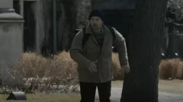 Manteau de grange en toile de chanvre® Iron Forge pour hommes de Patagonia porté par Jason Dessen (Joel Edgerton) tel qu’on le voit dans Dark Matter (S01E08)