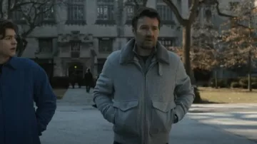 Chaqueta bomber gris claro de Suitsupply usada por Jason Dessen (Joel Edgerton) como se ve en Dark Matter (S01E08)
