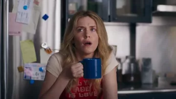 T-shirt All You Add-Print porté par Ashley (Harriet Dyer) tel qu’on le voit dans Colin de Accounts (S02E07)