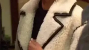 Tenues Dark Matter : Mindy (Tiff Abreu) porte un manteau en peau de mouton blanc de Maje dans la saison 3, épisode 1