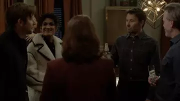 Tenues Dark Matter : Mindy (Tiff Abreu) porte un manteau en peau de mouton blanc de Maje dans la saison 3, épisode 1