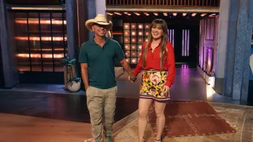 The Kelly Clarkson Show Wardribe: pantalones cortos amarillos con estampado floral usados por Kelly Clarkson en junio de 2024