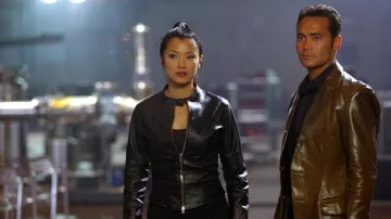 Tenues du film Cradle 2 the Grave : Mark Dacascos porte une veste en cuir marron pour incarner Ling
