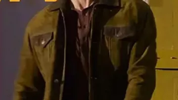 Vestuario de la película Hit Man: Glen Powell usa una chaqueta de gamuza verde para interpretar a Gary Johnson