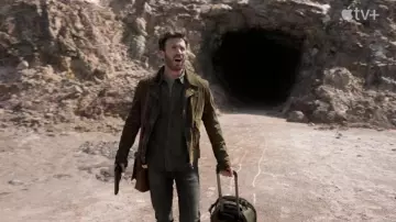 Garde-robe de film fantôme : Chris Evans porte une veste en daim pour jouer Cole Riggan