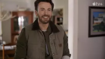 Atuendos de películas fantasma: Chris Evans usa una chaqueta de plumas Vest para interpretar a Cole Riggan