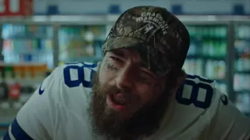 Casquette de camionneur Merch Chateau Marmont Green Camo portée par Post Malone dans Post Malone ft. Blake Shelton - Pour Me A Drink (Vidéo officielle)