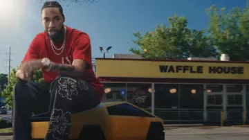 Pantalones de chándal Baggy con logotipo vertical negro de Balenciaga usados por Key Glock en Key Glock - Big Big Money (Video oficial)