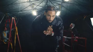 Sudadera con capucha con el logotipo de la manga con contorno negro de Balenciaga usada por Key Glock en Key Glock - Big Big Money (Video oficial)