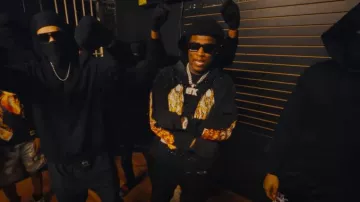 Sudadera con capucha con vidriera de llama negra que usa Yungeen Ace en Yungeen Ace - Do It (Video musical oficial)