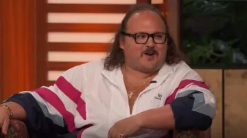 Sergio Tacchini Verona Chaqueta de chándal - Blanco/Multi usado por Stavros Halkias como se ve en John Mulaney Presents: Everybody's in L.A. (S01E01)