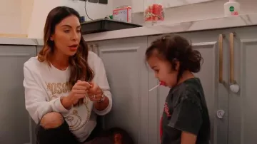 Moschino Sweat-shirt en coton stretch pour fille avec clous blancs porté par Taleen Marie comme on le voit dans The Real Housewives of Dubai (S02E04)