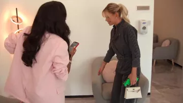 Hermès Kelly Mini Epsom Craie portée par Caroline Stanbury vue dans The Real Housewives of Dubai (S02E04)