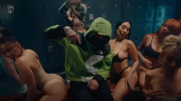 Supreme x The North Face Lime Green S Logo Hooded Jacket usado por Ohgeesy en Shoreline Mafia - Work (OHGEESY & FENIX FLEXIN) [Video Musical Oficial]