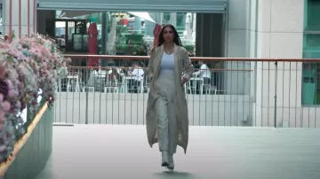 Pantalon Zara avec ceinture recouverte de tissu en écru porté par Sara Al Madani comme on le voit dans Les vraies femmes au foyer de Dubaï (S02E04)