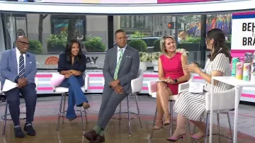 Robe en cupro rayée Sandro portée par Savannah Guthrie comme on le voit dans Today le 26 juin 2024