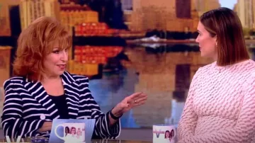 Veste croisée rayée Veronica Beard Ortiz portée par Joy Behar comme on le voit dans The View le 25 juin 2024