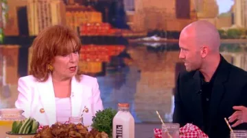Blazer croisé de L’Agence Kenzie porté par Joy Behar tel que vu dans The View le 26 juin 2024