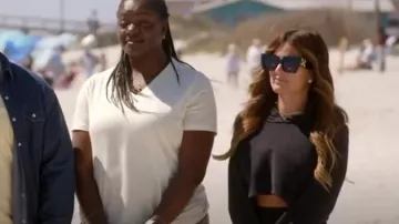 Verre Catalina porté par Alison Victoria comme on le voit dans Battle on the Beach (S04E04)