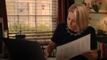 T-shirt orné porté par Karen Newman (Sian Brooke) comme on le voit dans Trying (S04E07)