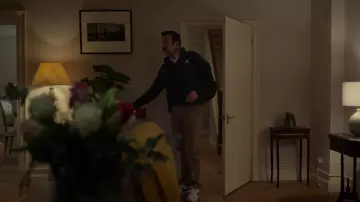 Atuendos de Ted Lasso: Jason Sudeikis usa una chaqueta acolchada Nike para interpretar al entrenador Ted Lasso en el episodio 11 de la temporada 3