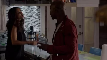 Atuendos de la serie de televisión Lucifer: Amenadiel (D.B. Woodside) usa una chaqueta roja en la temporada 2, episodio 16