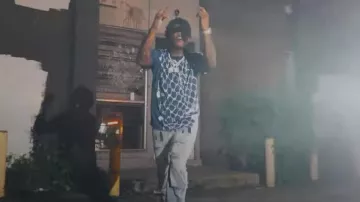 ¿Quién decide la guerra? Vaqueros retorcidos con parche de ventana de metal azul usado por Yungeen Ace en "Yungeen Ace - Game Over (Video musical oficial) | ¡Éxito imperdible del año!"