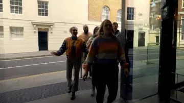 Chaqueta bomber de gamuza sintética y cuero sintético de Nueva York en blanco usada por (Ashley Davies) como se ve en Food Stars de Gordon Ramsay (S02E04)