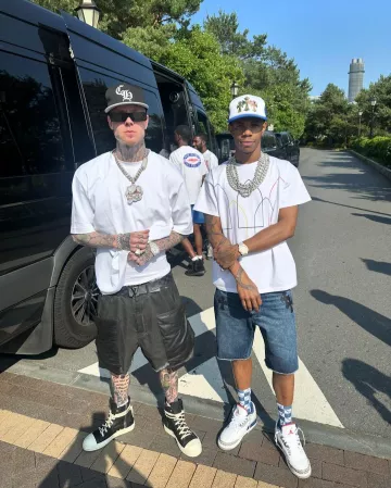 Who Decides War White Outline Windows T Shirt usado por A Boogie wit da Hoodie en la cuenta de Instagram @millyz