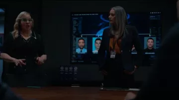 Blazer de la duquesa de Smythe usado por Emily Prentiss (Paget Brewster) como se ve en Mentes criminales (T17E04)