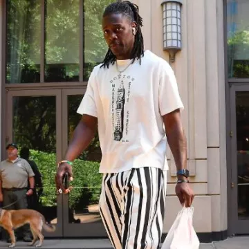 Camiseta blanca Bode Boston Landmark usada por Jrue Holiday en la cuenta de Instagram @nbafashionfits