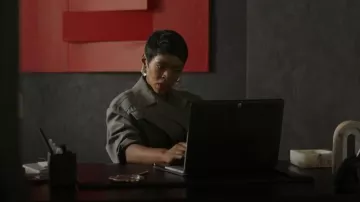 Veste ceinturée Alexander McQueen portée par Caridad 'Carrie' Milgram (Melanie Liburd) telle qu’on la voit dans Power Book II : Ghost (S04E03)