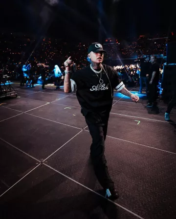 Baskets Off White All Black portées par Blessd sur le compte Instagram @blessd