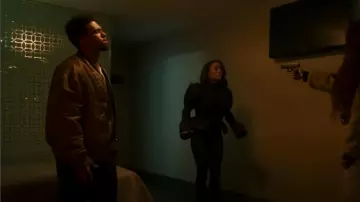 Veste Alpha Flight portée par le conseiller Tate (Larenz Tate) telle qu’on la voit dans Power Book II : Ghost (S04E04)