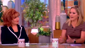 Blazer passepoilé en argent par Blazer passepoilé porté par Joy Behar tel que vu dans The View le 28 juin 2024