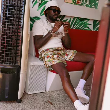 Bob LV blanc et orange Louis Vuitton porté par Meek Mill sur le compte Instagram @meekmill