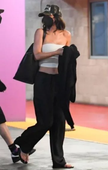 Sombrero de camuflaje de Nahmias Miracle Academy usado por Kylie Jenner en Los Ángeles el 29 de junio de 2024