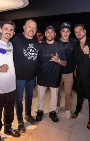 Sombrero Balenciaga Black Distressed Sports Icon usado por Neymar en la cuenta de Instagram @neymarjr