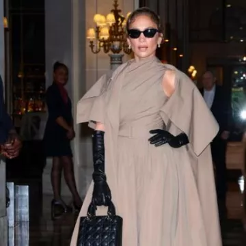 Lunettes de soleil Dior Diormidnight B2I portées par Jennifer Lopez lors du défilé Christian Dior le 24 juin 2024