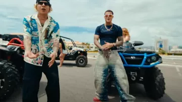 ¿Quién decide la guerra? Vaqueros de Escritura Lateral Destruido Azul Claro usados por Lunay en Big Soto x Lunay - Mezcalito en copa
