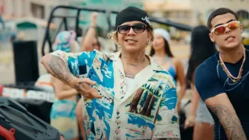 Camisa Amiri Blue California Tropical usada por Big Soto en Big Soto x Lunay - Mezcalito en copa