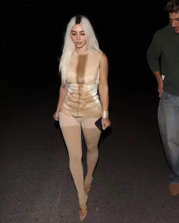 Chaussures compensées Yeezy Clear S8 portées par Kim Kardashian dans l’ouest de Los Angeles le 20 juin 2024