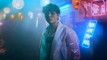 Chaqueta bomber Undercover White Clear 'For All Rebels' usada por Gabito Bellesteros en VINO TINTO (Video Oficial) - Peso Pluma, Natanael Cano, Gabito Ballesteros