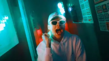 Celine White Logo Adjustable Hat worn by Peso Pluma in VINO TINTO (Video Oficial) - Peso Pluma, Natanael Cano, Gabito Ballesteros