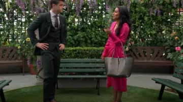 Fourre-tout Coach Market en bronze porté par Audra Charles (Zuleyka Silver) comme on le voit dans Les Feux de l’Amour le 27 juin 2024