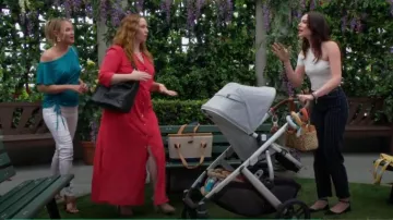 Michael Kors Becker Sandalias con tiras en T en el equipaje usadas por Sharon Newman (Sharon Case) como se ve en The Young and the Restless el 28 de junio de 2024