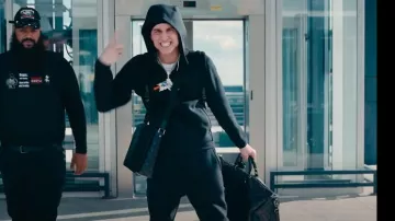 Bolso Louis Vuitton Black Monogram 'Keepall 55' usado por Lil Mabu en Lil Mabu - ¡BANG! ¡EXPLOSIÓN! (XXL DISS) (Video Musical Oficial)