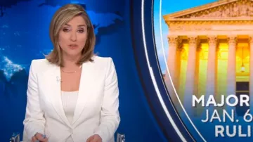 Alexander McQueen Blazer clásico de traje de botonadura sencilla en marfil usado por Norah O'Donnell como se ve en CBS Evening News el 28 de junio de 2024