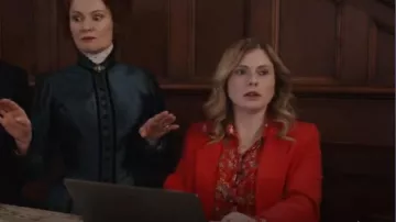Robe Rag & Bone Libby portée par Samantha (Rose McIver) comme on le voit dans Ghosts (S03E10)